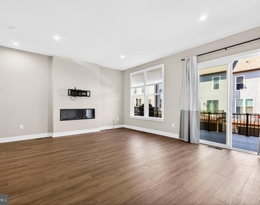 2421 Liberty Loop - Photo Thumbnail 8
