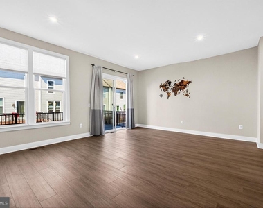 2421 Liberty Loop - Photo Thumbnail 7