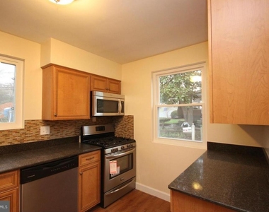 1901 N Quebec Street N - Photo Thumbnail 8