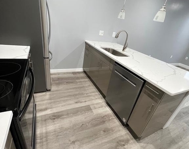 700 N Marshall Street - Photo Thumbnail 8