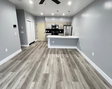 700 N Marshall Street - Photo Thumbnail 5