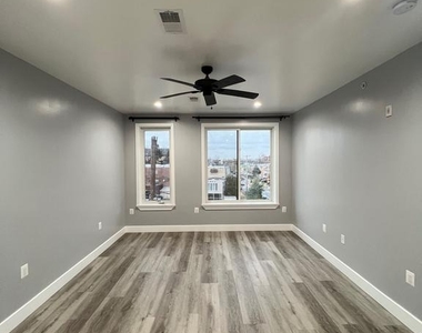 700 N Marshall Street - Photo Thumbnail 9