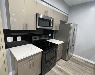 700 N Marshall Street - Photo Thumbnail 7