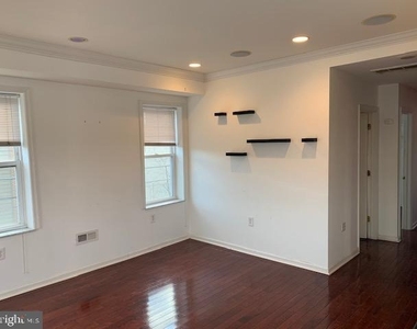 918 S 22nd Street - Photo Thumbnail 2