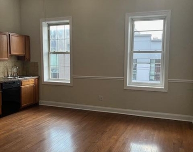 923 N 15th Street - Photo Thumbnail 8