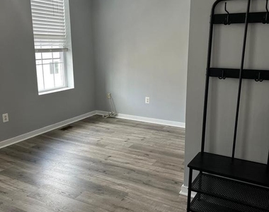 1323 N 15th Street - Photo Thumbnail 2