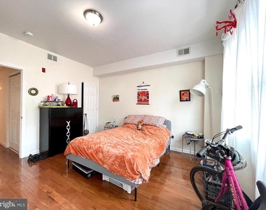 1131 Green Street - Photo Thumbnail 3