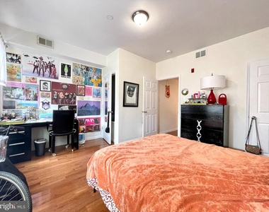 1131 Green Street - Photo Thumbnail 5
