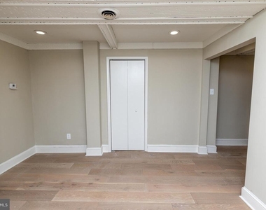 901 Clinton Street - Photo Thumbnail 2