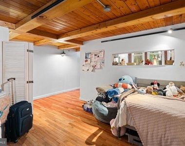 1027 Arch Street - Photo Thumbnail 8