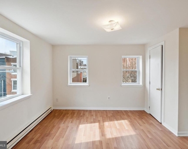 1305 N Lawrence Street - Photo Thumbnail 2