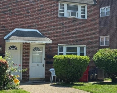 136 N Sylvania Avenue - Photo Thumbnail 1