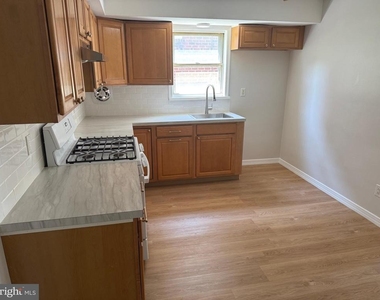 136 N Sylvania Avenue - Photo Thumbnail 3