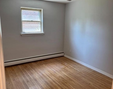 136 N Sylvania Avenue - Photo Thumbnail 9