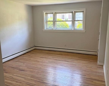 136 N Sylvania Avenue - Photo Thumbnail 4