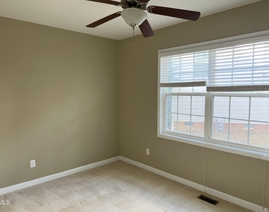 936 Bentbury Way - Photo Thumbnail 8