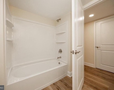 325 W Barnard Street W - Photo Thumbnail 17