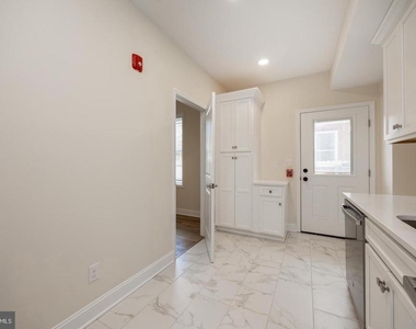 325 W Barnard Street W - Photo Thumbnail 7