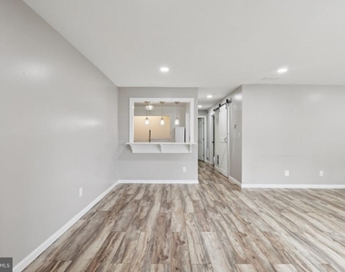 165 Wyndham Place - Photo Thumbnail 3