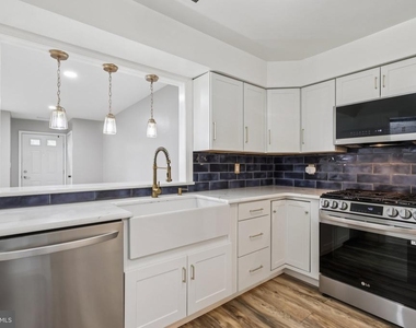 165 Wyndham Place - Photo Thumbnail 9
