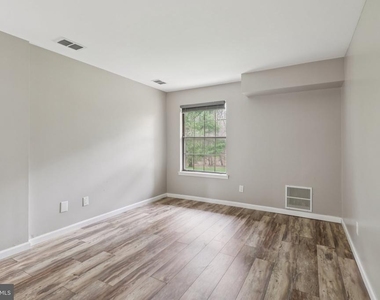 165 Wyndham Place - Photo Thumbnail 19