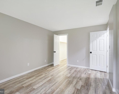 165 Wyndham Place - Photo Thumbnail 21