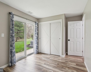 165 Wyndham Place - Photo Thumbnail 15
