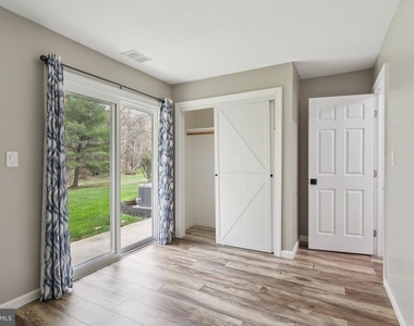 165 Wyndham Place - Photo Thumbnail 14