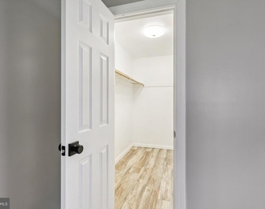 165 Wyndham Place - Photo Thumbnail 24