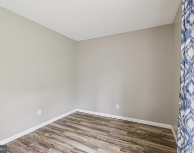 165 Wyndham Place - Photo Thumbnail 17