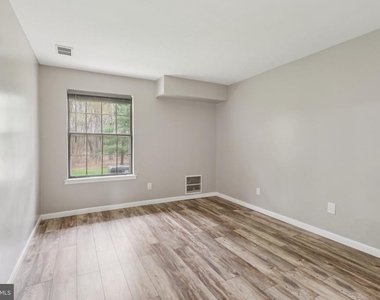 165 Wyndham Place - Photo Thumbnail 20