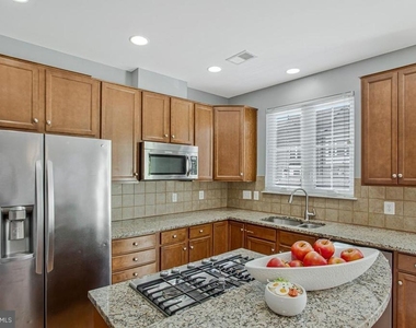 505 Jurgensen Pl - Photo Thumbnail 9
