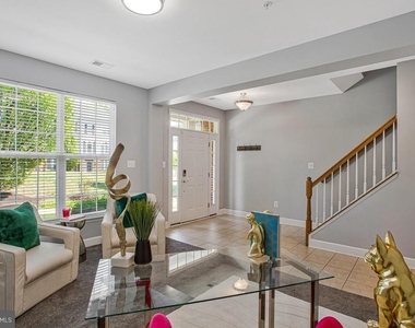 505 Jurgensen Pl - Photo Thumbnail 5