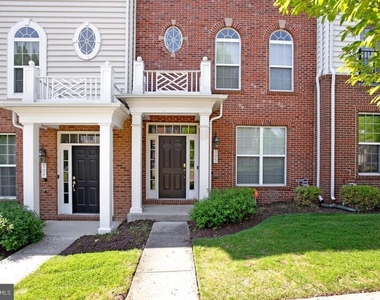 505 Jurgensen Pl - Photo Thumbnail 2