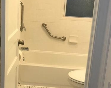 4004 74th Pl - Photo Thumbnail 7