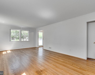 7517 Granada Drive - Photo Thumbnail 8
