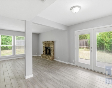 8108 Hood Cir - Photo Thumbnail 2