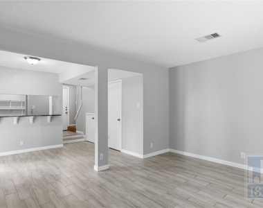8108 Hood Cir - Photo Thumbnail 4