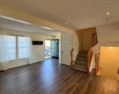 1064 Jeanett Way - Photo Thumbnail 3