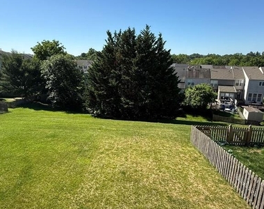1064 Jeanett Way - Photo Thumbnail 12
