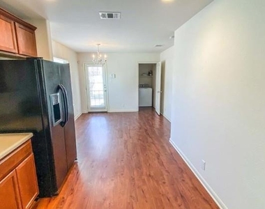 915 Alamo Plaza Dr - Photo Thumbnail 2