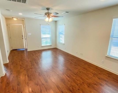 915 Alamo Plaza Dr - Photo Thumbnail 1