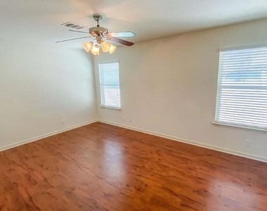 915 Alamo Plaza Dr - Photo Thumbnail 5