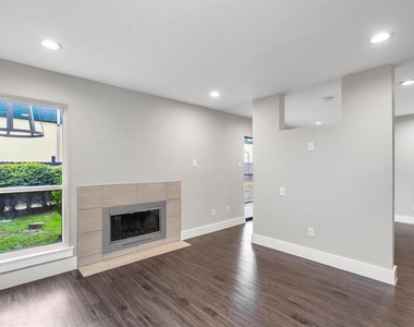 935 La Posada Dr - Photo Thumbnail 1