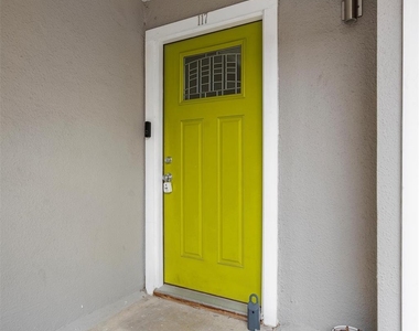 935 La Posada Dr - Photo Thumbnail 4