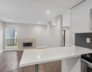 935 La Posada Dr - Photo Thumbnail 10