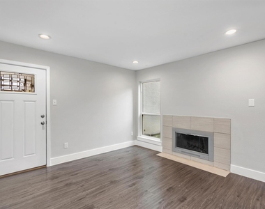 935 La Posada Dr - Photo Thumbnail 6