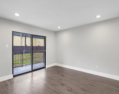 935 La Posada Dr - Photo Thumbnail 11