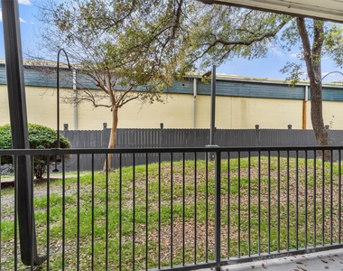 935 La Posada Dr - Photo Thumbnail 16