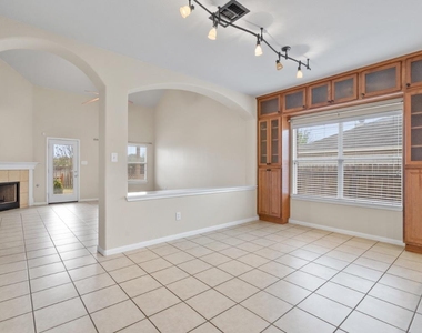 652 Dark Horse Ln - Photo Thumbnail 8